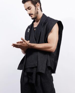 Filipe Bragança Instagram - Na beca por @helenomanoel , pra pré-estreia de MEU SANGUE FERVE POR VOCÊ em São Paulo ✨⚡️

Fotos: @igorkalinouski 
Grooming: @fernandissimo 
Produção de Moda: @fabosafabosa 
Ass. de Fotografia: @vicavalcante_ @parfenovas_ 

#meusangueferveporvocê