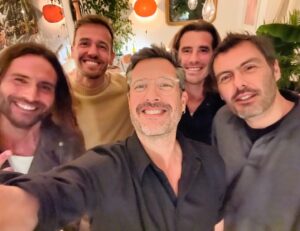 Filipe Vargas Instagram - Reencontro dos manos Santa Cruz, sem o bastardo João Vicente, mas com o nosso maestro Francisco Antunez (na última foto). O primeiro encontro foi em 2019, também cá em casa (foto 2). “Parece que foi ontem”, disse a Lola. #sacruzforever #umacadelachamadalola