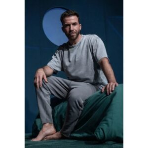Filipe Vargas Instagram - Se ainda não teve oportunidade de ver a peça, Um Homem Inofensivo de Luís António Coelho, encenada por Álvaro Correia com Renato Godinho e Filipe Vargas, pode fazê-lo até dia 26 de Novembro de 2023, no Teatro Aberto.

A peça cresce a partir de uma premissa irreal e, é um salto que o pública tem de fazer logo no princípio. Renato Godinho interpreta o personagem Renato, um homem perturbado, invejoso e vingativo, enquanto Filipe Vargas encarna Rui, uma personagem aparentemente quieta, de uma tranquilidade abusiva. A peça faz-se deste encontro entre duas pessoas, em sofrimento e principalmente sós.

A A MAGAZINE falou com Renato Godinho e Filipe Vargas, que representarem durante mais ou menos uma hora, este jogo de atores, intenso e intimista.

Por
@susanajacobetty 
Fotografia
@joaobettencourtbacelar 

Leia o artigo em
www.amagazinept.org

***

If you haven't had the opportunity to see the play, Um Homem Inofensivo by Luís António Coelho, directed by Álvaro Correia with Renato Godinho and Filipe Vargas, you can do so until November 26, 2023, at Teatro Aberto. 

The play grows from an unreal premise and it is a leap that the audience has to make right from the beginning. Renato Godinho plays the character Renato, a disturbed, envious and vengeful man, while Filipe Vargas plays Rui, an apparently quiet character with abusive tranquility. The play is made up of this encounter between two people, in pain and mostly alone. 

A MAGAZINE spoke with Renato Godinho and Filipe Vargas, who played this intense and intimate game of actors for about an hour. 

By
@susanajacobetty 
Photography 
@joaobettencourtbacelar 

Read the article at www.amagazinept.org

#amagazinept
#amagazine
#teatroaberto
#teatro
#filipevargas 
#renatogodinho 
#ator
#cultura