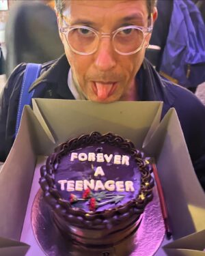 Filipe Vargas Instagram - Foi um dia lindo, tssipo perfeito, com uma estreia no Teatro da Trindade que culminou numa festa d’anos surpresa cheia de amigos da life. Obrigado a todas e todos que estiveram, estão e sempre estarão no meu🫀#52 (@inescastelbranco sempre nunca a falhar, @jessica_athayde representing o bolo na mouche, e todos os meus amores a cantar uns parabéns que nunca vou esquecer) 🙌🏼🙌🏼🙌🏼 Obrigado ao @ricardo_neves_neves em nome de todos do @teatro_do_electrico , obrigado ao @diogoinfanteoficial em nome de todos do @teatrodatrindade