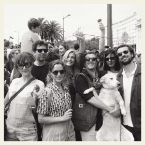 Filipe Vargas Instagram - Todos juntos no dia em que o 25 de Abril fez 50 anos e a Liberdade encheu a Liberdade.

A fotografia, como não podia deixar de ser, é da nossa maravilhosa Olga 📷 @yolgasmaria

#umacadelachamadalola