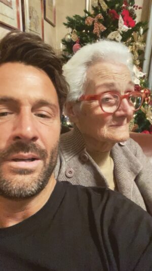 Filippo Bisciglia Instagram - … Buon Natale a tutti gli amici di “istrambam” 😂 da parte di Nonna Wilma ( 99 anni ) e da me … 😘 #istrambam AUGURIIII