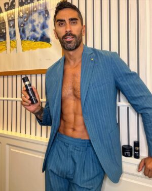 Filippo Magnini Instagram - Non posso uscire senza aver fatto la mia @arvalcosmetici beauty routine…ok ok metto anche la camicia! 🤩
.
.
.
#arvalcosmetici #uomo #skincareuomo