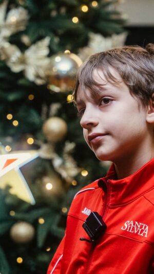 Filippo Magnini Instagram - Il Natale, uno stato d’animo che ciascuno porta nel proprio cuore. 🎄💫

#natale2023 #legend #sportesalute