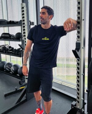 Filippo Magnini Instagram - Non pensavate che le vacanze mi avrebbero fermato…Viaggio ✈️ , lavoro📝, ALLENAMENTO 🏋🏻‍♀️ e si riparte!!

@fivelabofficial 💪🏼