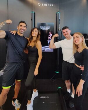 Filippo Magnini Instagram - Presenti!! 🤚🏻 
Oggi il team @performa.official allo stand di @akuis.tech alla scoperta del loro macchinario super innovativo SINTESI 💪🏻 
Abbiamo eseguito un allenamento per lui e per lei (anche in contemporanea) con Sintesi, l’innovativa stazione multifunzionale smart che racchiude tutti gli attrezzi di una palestra completa in un unico strumento e garantisce un allenamento full body in soli due metri quadri di spazio 😎
#RiminiWellness #gym #fitness #sport #wellness #palestra #gymlife #gymmotivation #body #workout #adv