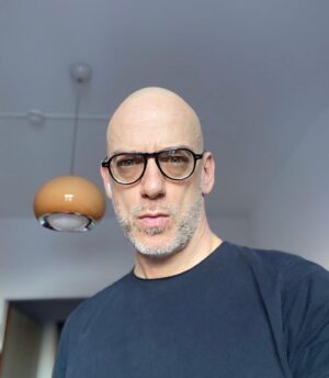 Filippo Nigro Instagram - “bald man with lamp”

#boringhotelroomphotos