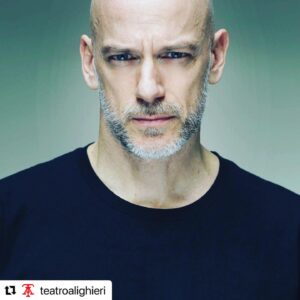 Filippo Nigro Instagram - #POLISTeatroFestival torna a Ravenna con più di 20 eventi, tra cui 14 spettacoli, 3 prime nazionali e un focus internazionale sulla drammaturgia francese. Un programma culturale ricchissimo, che agli spettacoli affianca momenti di incontro e progetti partecipativi. L'apertura sarà proprio qui!!!

🗓️ martedì 3 maggio
ore 21, Teatro Alighieri
EVERY BRILLIANT THING

Filippo Nigro / Fabrizio Arcuri

ErosAntEros - POLIS Teatro Festival
@cssudine_ @sardegnateatro @fabrizio_arcuri_ @teatroalighieri