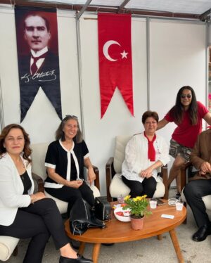 Filiz Taçbaş Instagram - Mekan dostlarla daha güzel… 

#bayındır #bayındırçiçekfestivali 🙏🧿💕