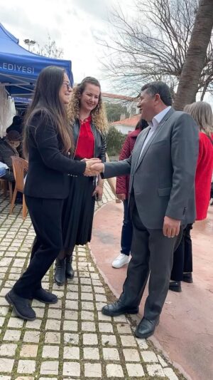 Filiz Taçbaş Instagram - Şiddetin olmadığı , ayrımcılığın olmadığı , eşit ve özgür bir ülkede yaşamak umuduyla..

Çünkü kadın hakları , insan haklarıdır.

Bayındır halkına sonsuz sevgilerimle.. 🌺

#dünyakadınlargünü