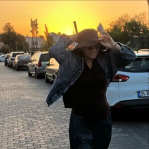 Filiz Taçbaş Instagram - Eski Foça sahilde gezerim adım adım .. 🥰

#günbatımı #eskifoça #foça