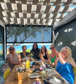 Filiz Taçbaş Instagram - Foça dostlarla güzel 💜🤍