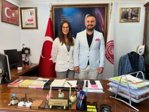 Filiz Taçbaş Instagram - Foça Esnaf Odası  Başkanı @sedatozdemirfoca yı ziyarette bulundum, güzel sohbeti ve misafirperverliği için çok teşekkür ederim🌺