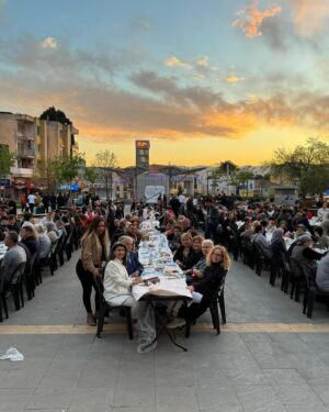 Filiz Taçbaş Instagram - Sevgili Arkadaşım Ayşegül İnceoğlu'nun Buca'da ramazan ayı boyunca düzenlediği iftar yemeğine katıldık.

Sevgili Ayşegül İnceoğlu'na aynı zamanda başkanı olduğu Yürekten Dokunuşlar Derneği'ne ve emeği geçen herkese çok teşekkür ederim.

Her zaman gönlümüz iyilikten yana.
İyilik güzeldir ve paylaştıkça çoğalır.