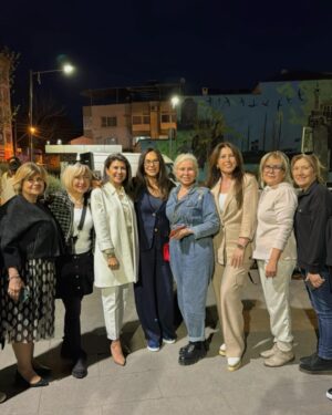 Filiz Taçbaş Instagram - Sevgili Arkadaşım Ayşegül İnceoğlu'nun Buca'da ramazan ayı boyunca düzenlediği iftar yemeğine katıldık.

Sevgili Ayşegül İnceoğlu'na aynı zamanda başkanı olduğu Yürekten Dokunuşlar Derneği'ne ve emeği geçen herkese çok teşekkür ederim.

Her zaman gönlümüz iyilikten yana.
İyilik güzeldir ve paylaştıkça çoğalır.
