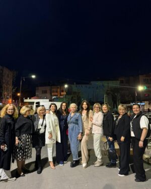 Filiz Taçbaş Instagram - Sevgili Arkadaşım Ayşegül İnceoğlu'nun Buca'da ramazan ayı boyunca düzenlediği iftar yemeğine katıldık.

Sevgili Ayşegül İnceoğlu'na aynı zamanda başkanı olduğu Yürekten Dokunuşlar Derneği'ne ve emeği geçen herkese çok teşekkür ederim.

Her zaman gönlümüz iyilikten yana.
İyilik güzeldir ve paylaştıkça çoğalır.