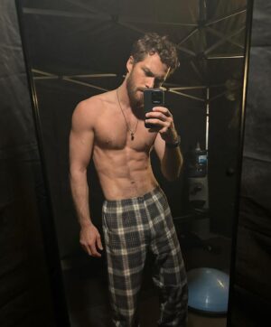 Finn Jones Instagram - Also for the show (Venery).. I got BUFF! and I’ll be dammed if photo evidence of that never surfaces ;) 
Looking back now I’m reminded of how much you can achieve when you apply discipline and motivation along with the support of those around you. 
Special shout out to my trainer @bev.ratcliff who without her expertise and friendship I wouldn’t have learnt and achieved what I did. #Venery
