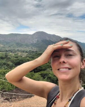 Fiona Horsey Instagram - Un recorrido mágico por el Parque Natural Mana Dulce, Cundinamarca. El Bosque Seco Tropical está lleno de biodiversidad y es un lugar sagrado...desaparece poco a poco y está en nuestras manos salvar lo que queda...será que somos capaces? Salgo con una mezcla de impotencia y esperanza a la vez..el corazon arrugado porque solo queda el 8% de estos bosques, pero inspirada por lugares como Mana Dulce,  que se la juega toda para salvar este pedacito del paraíso! @manadulcereservanatural

#colombia#bosques# bosquesecotropical  #parquesnaturales #conservación #ceiba #pachamama