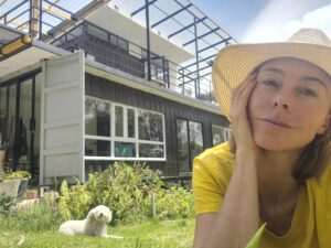 Fiona Horsey Instagram - Sábado de sol en mi paraíso verde! Sunny Saturday in my green paradise...bliss!!
#vidadecampo #casa #casacontenedor #container #containerhouse #countrylife