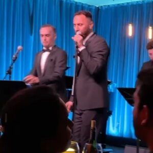 Firat Celik Instagram - Çok keyif aldığım bir gecede sahnede olup şarkılar söylemek seyircinin güzel enerjisini hissetmek dans etmek daha  ne isteyebilirim ki :) 🕺🏻💃🏻 ve tabiki 
@tgrltlk  çok çok love ❤️ Müzisyen arkadaşlara,Ekibime ve dostlarıma 🖤❤️