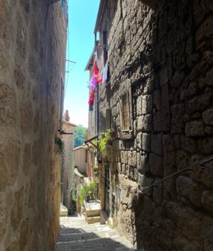 Fırat Tanış Instagram - muhteşem bir tabiatın içinden geçip ulaşılan #pitigliano dan, herkese barış içinde bir dünya ve güneşli güzel günler dilerim 🍃
