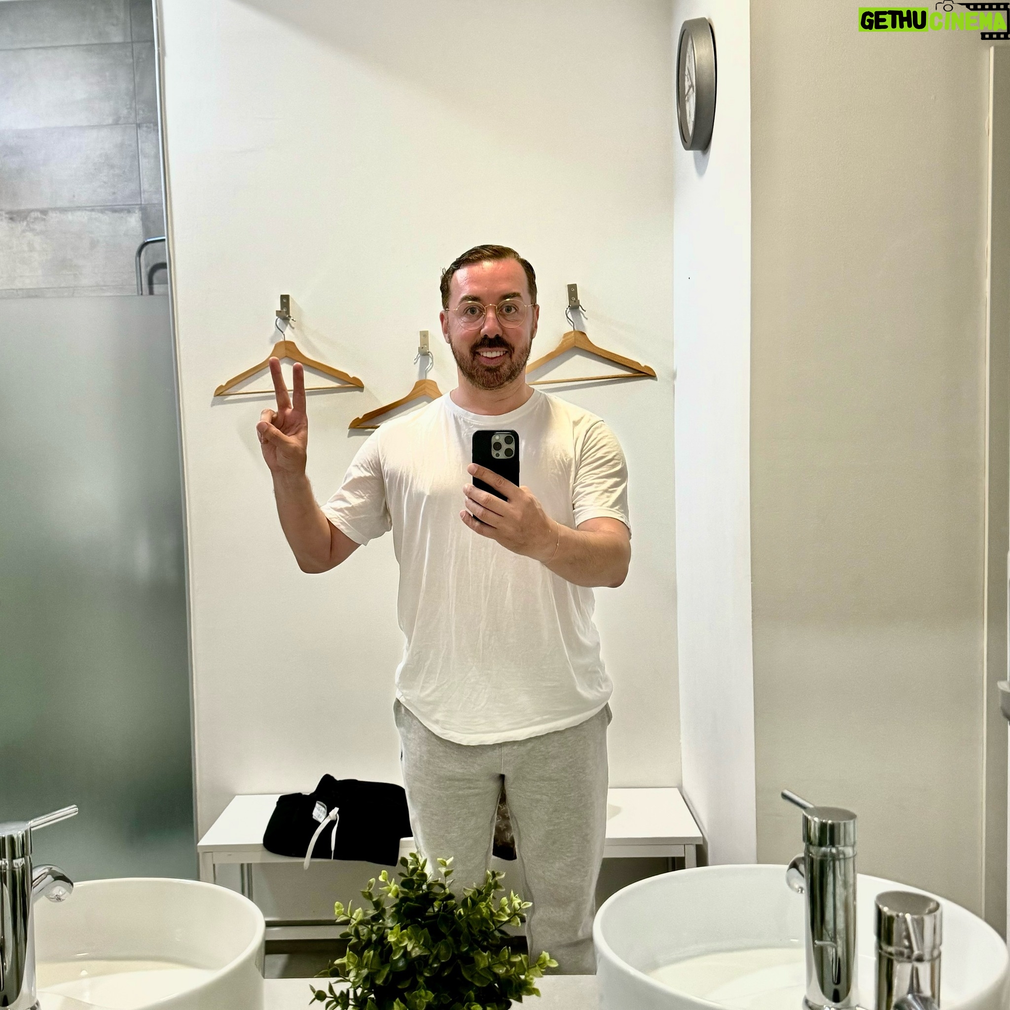 Flávio Furtado - 3.1K Likes - …um ano e meio sem comer carne e agora a praticar Pilates. Só visto, porque contado ninguém acredita. Mas um destes dias mostro como é uma aula no kuantik_pilateslifestyle