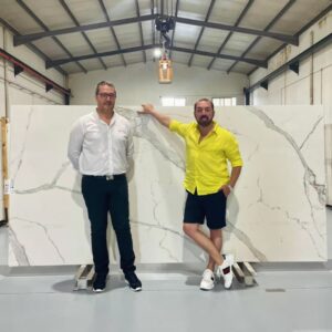 Flávio Furtado Instagram - Esta pedra será talvez a mais importante das pedras em minha casa. À sua volta sentar-se-ão os mais importantes para mim. 
Obrigado @fafstone_slabs pela paciência e ajuda na escolha.