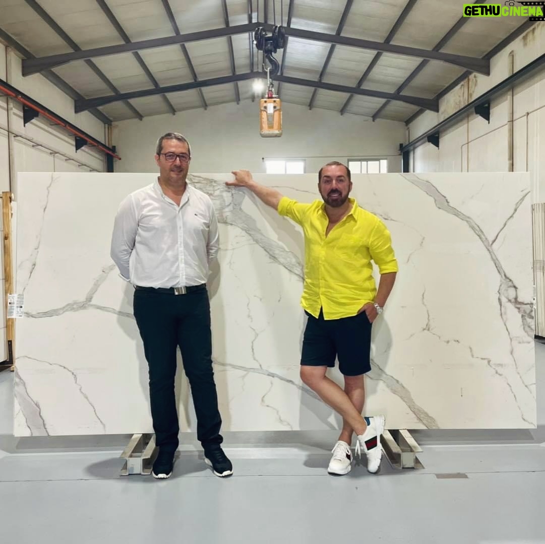 Flávio Furtado - 2.6K Likes - Esta pedra será talvez a mais importante das pedras em minha casa. À sua volta sentar-se-ão os mais importantes para mim.
Obrigado @fafstone_slabs pela paciência e ajuda na escolha.