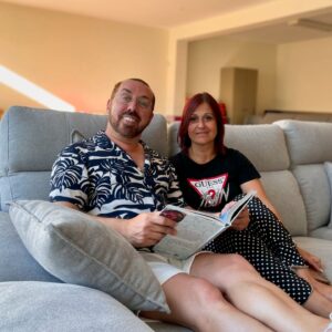 Flávio Furtado Instagram - Cada um faz a cama onde se deita. Mas as minhas serão feitas pelos @estofoshappy 🥂 O difícil está a ser escolher… obrigado Glória pela paciência. Já agora, vê a segunda imagem e diz-me que cor gostas mais.