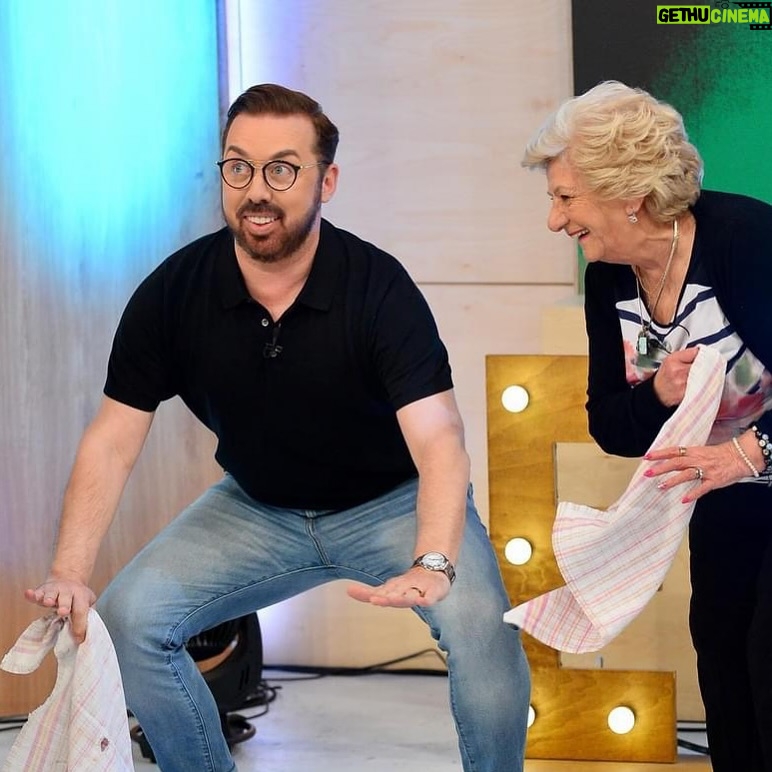 Flávio Furtado - 2.6K Likes - …o que eu encontrei na minha galeria 🤣 Parece que vou por um ovo. Mas não. É uma dança com a minha querida Amélia.