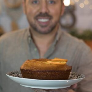 Flávio Furtado Instagram - Só tinha 1 ovo! Fiz este bolo: Bolo de um ovo só. 

Ingredientes

1 ovo 
Raspa de uma laranja 
Sumo de uma laranja 
1 chávena de açúcar 
3 chávenas de farinha 
1 e 1/2 colher de sopa de manteiga
1 colher de sopa de fermento Royal
1 chávena de leite gordo 

Preparação 

Unte uma forma (com furo no centro) com manteiga e polvilhe com farinha. 
Num recipiente misture todos os ingredientes.
Coloque a massa na forma e leve ao forno pré aquecido a 180° durante cerca de 40 minutos ou até o palito sair limpo.