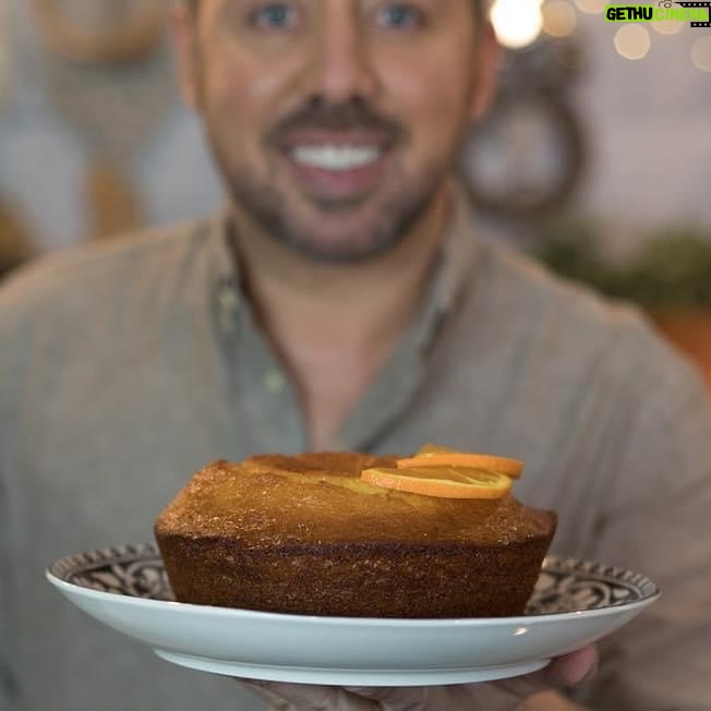 Flávio Furtado - 2.9K Likes - Só tinha 1 ovo! Fiz este bolo: Bolo de um ovo só.
Ingredientes
1 ovo
Raspa de uma laranja
Sumo de uma laranja
1 chávena de açúcar
3 chávenas de farinha
1 e 1/2 colher de sopa de manteiga
1 colher de sopa de fermento Royal
1 chávena de leite gordo
Preparação
Unte uma forma (com furo no centro) com manteiga e polvilhe com farinha.
Num recipiente misture todos os ingredientes.
Coloque a massa na forma e leve ao forno pré aquecido a 180° durante cerca de 40 minutos ou até o palito sair limpo.