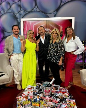 Flávio Furtado Instagram - O Extra está de volta à @tvioficial 💥
Estão a acompanhar?
