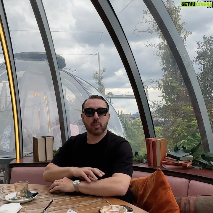 Flávio Furtado - 3.6K Likes - …uma pausa no almoço para dar um oi e mandar um beijinho a todas as mães. Em especial para a minha. Se bem que, para mim, o Dia da Mãe foi, é e será sempre todos os dias. A comemorar, que seja a 8 de dezembro.
Um abraço apertado a quem já não tem a sua por perto…