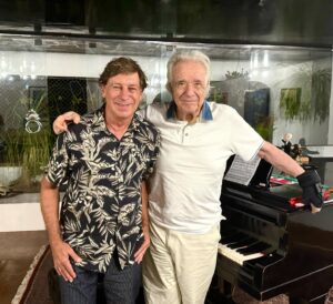 Flávio Venturini Instagram - Que honra e que alegria ser amigo desse artista gigante da nossa história musical! Aguardem um encontro nosso!