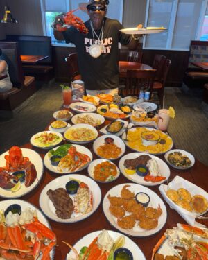 Flavor Flav Instagram - FLAVOR FLAV::: ya boy wasn’t joking,,, went back again and ordered the whole menu for my family and I at RED LOBSTER where they treat ya like family,,, shout out to Kim, Riannon, and my man Jesus for taking care of us. For all the haterz,,, also ordered the whole menu to go to hand out to those in need. 👍🏾👍🏾👍🏾👍🏾👍🏾