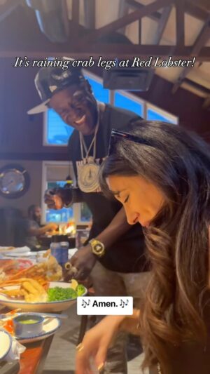 Flavor Flav Instagram - When you’re at Red Lobster helping Flav save the cheddar biscuits 🤤 and it starts raining crab legs! 🦀😆 #redlobster #flavorflav