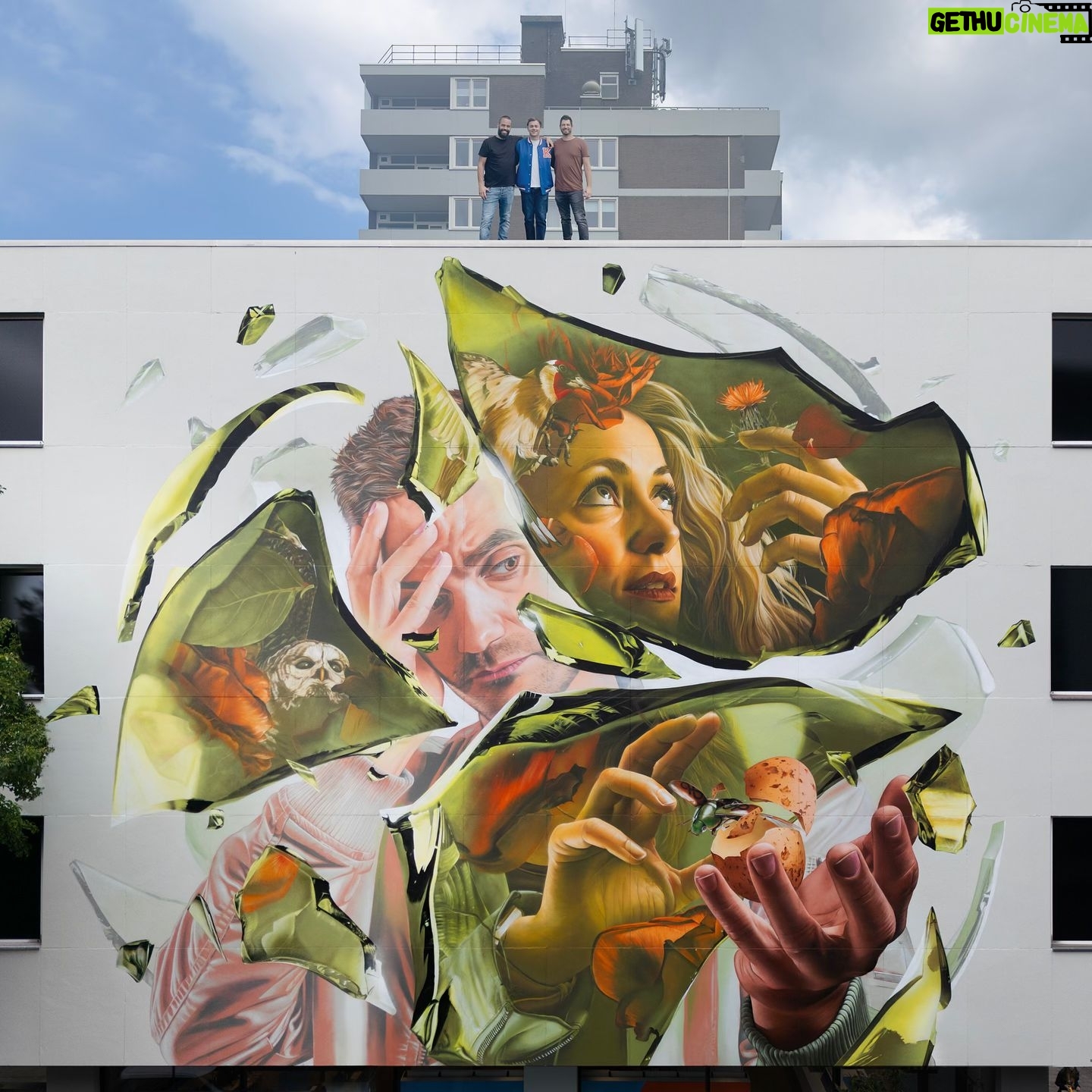 Flemming Viguurs - 6.7K Likes - “Paracetamollen” - Een buitengewone samenwerking @flemming x @studiogiftig voor het project ‘Music & Murals’. Geïnspireerd op “Paracetamollen” creërde Studio Giftig deze muurschildering hartje Den Bosch.
Aanstaande vrijdag onthullen we alle details in een speciale reel. Mis het niet! 🎬
Muziek: @flemming
Art: @studiogiftig
Speciale dank aan:
Organisatie: @zinindenbosch @kingsofcolors
Modellen: @thisiswils @klaartjevdh
Verf: @veveonl @woodfield1974
Hoogwerker: @peinemann.nl
Gevel: Van Deursen Group
Foto’s: @evido.creative @bennienhuis
#flemming #studiogiftig #musicandmurals #denbosch #streetart #paracetamollen