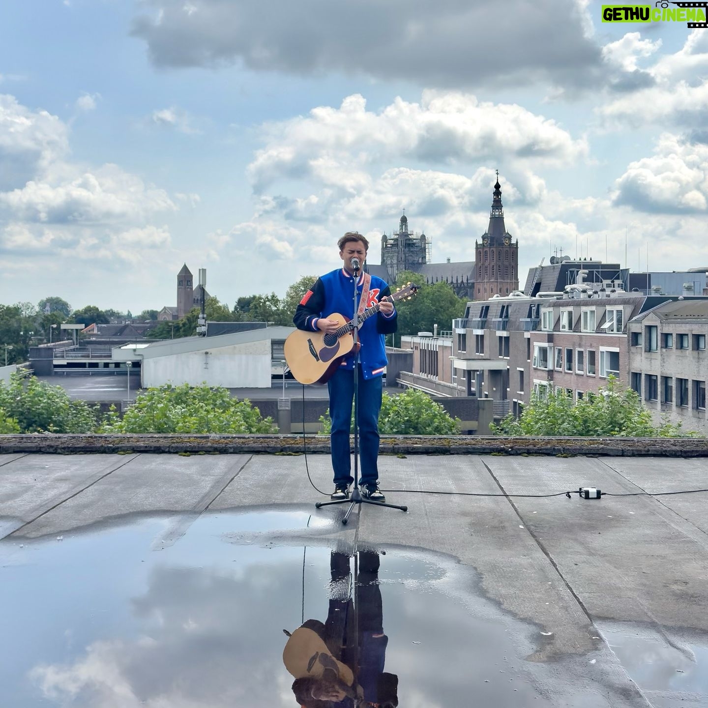 Flemming Viguurs - 6.7K Likes - “Paracetamollen” - Een buitengewone samenwerking @flemming x @studiogiftig voor het project ‘Music & Murals’. Geïnspireerd op “Paracetamollen” creërde Studio Giftig deze muurschildering hartje Den Bosch.
Aanstaande vrijdag onthullen we alle details in een speciale reel. Mis het niet! 🎬
Muziek: @flemming
Art: @studiogiftig
Speciale dank aan:
Organisatie: @zinindenbosch @kingsofcolors
Modellen: @thisiswils @klaartjevdh
Verf: @veveonl @woodfield1974
Hoogwerker: @peinemann.nl
Gevel: Van Deursen Group
Foto’s: @evido.creative @bennienhuis
#flemming #studiogiftig #musicandmurals #denbosch #streetart #paracetamollen