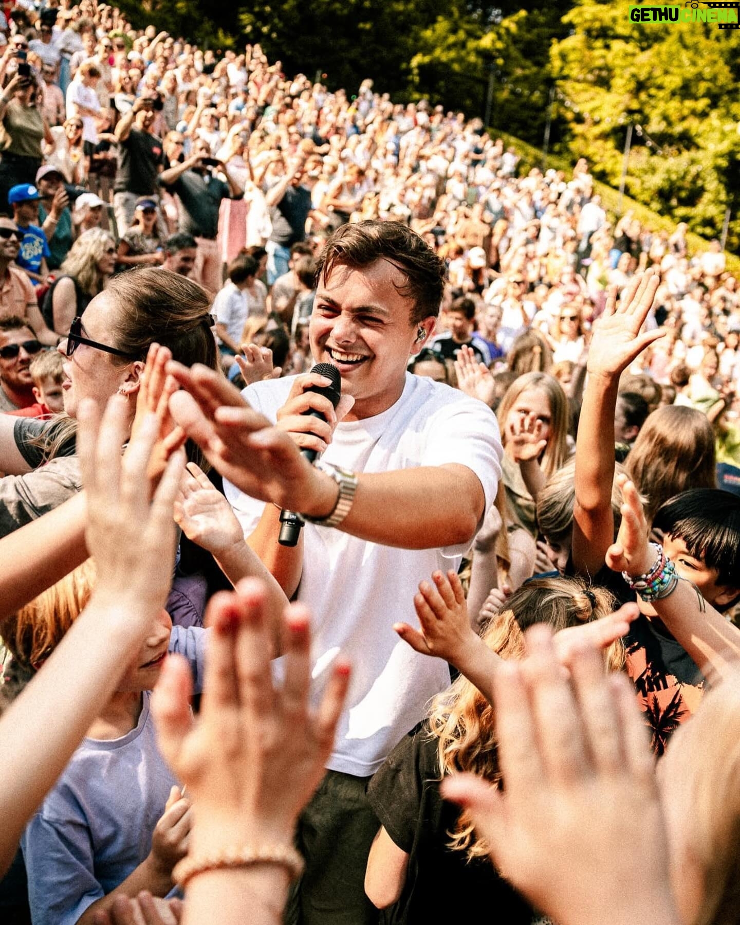 Flemming Viguurs - 5.6K Likes - 𝗖𝗔𝗣𝗥𝗘𝗥𝗔! ☀️ Genoten van 2 shows in dit prachtige openluchttheater afgelopen zaterdag. Thanks voor de heerlijke energie! ❤️