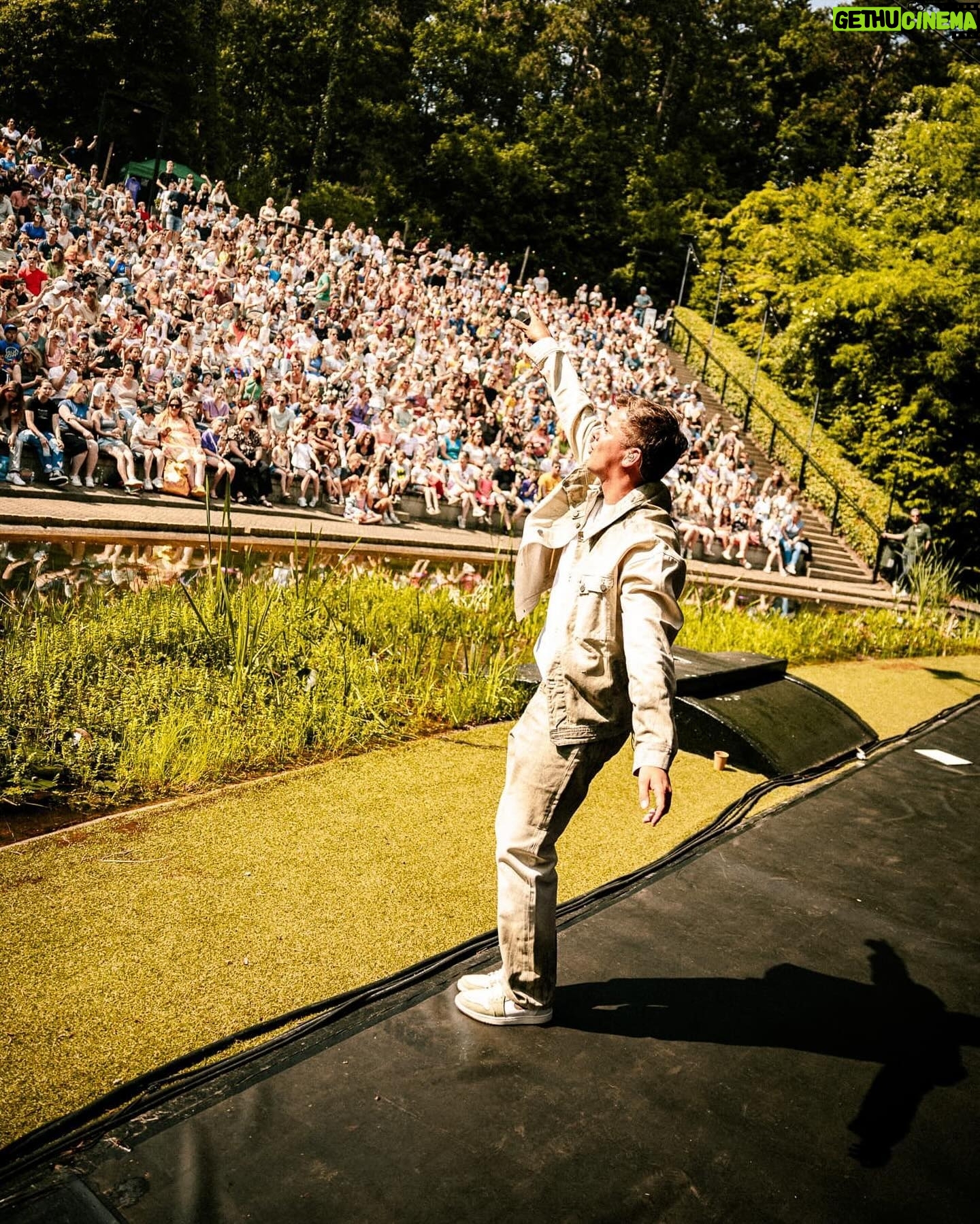 Flemming Viguurs - 5.6K Likes - 𝗖𝗔𝗣𝗥𝗘𝗥𝗔! ☀️ Genoten van 2 shows in dit prachtige openluchttheater afgelopen zaterdag. Thanks voor de heerlijke energie! ❤️