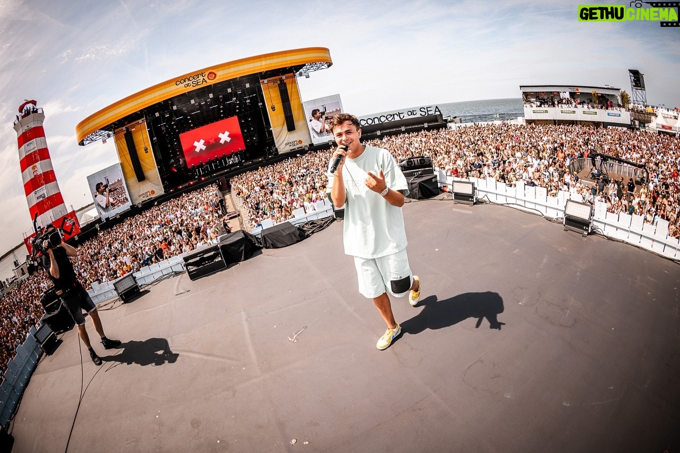 Flemming Viguurs - 7.1K Likes - 😍CONCERT AT SEA😍
3 jaar achter elkaar dit fantastische festival mogen spelen en nu mochten we de MainStage openen! Wauw wat een energie, wat een heerlijk weer & wat een fijn publiek! Ontzettend bedankt dat we weer mochten spelen op dit prachtige festival❤️
X FLEM
📸: @olerethans