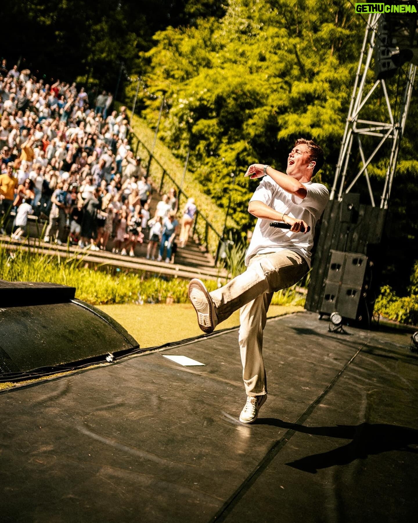 Flemming Viguurs - 5.6K Likes - 𝗖𝗔𝗣𝗥𝗘𝗥𝗔! ☀️ Genoten van 2 shows in dit prachtige openluchttheater afgelopen zaterdag. Thanks voor de heerlijke energie! ❤️