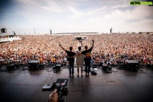 Flemming Viguurs Instagram - 😍CONCERT AT SEA😍
3 jaar achter elkaar dit fantastische festival mogen spelen en nu mochten we de MainStage openen! Wauw wat een energie, wat een heerlijk weer & wat een fijn publiek! Ontzettend bedankt dat we weer mochten spelen op dit prachtige festival❤️

X FLEM

📸: @olerethans