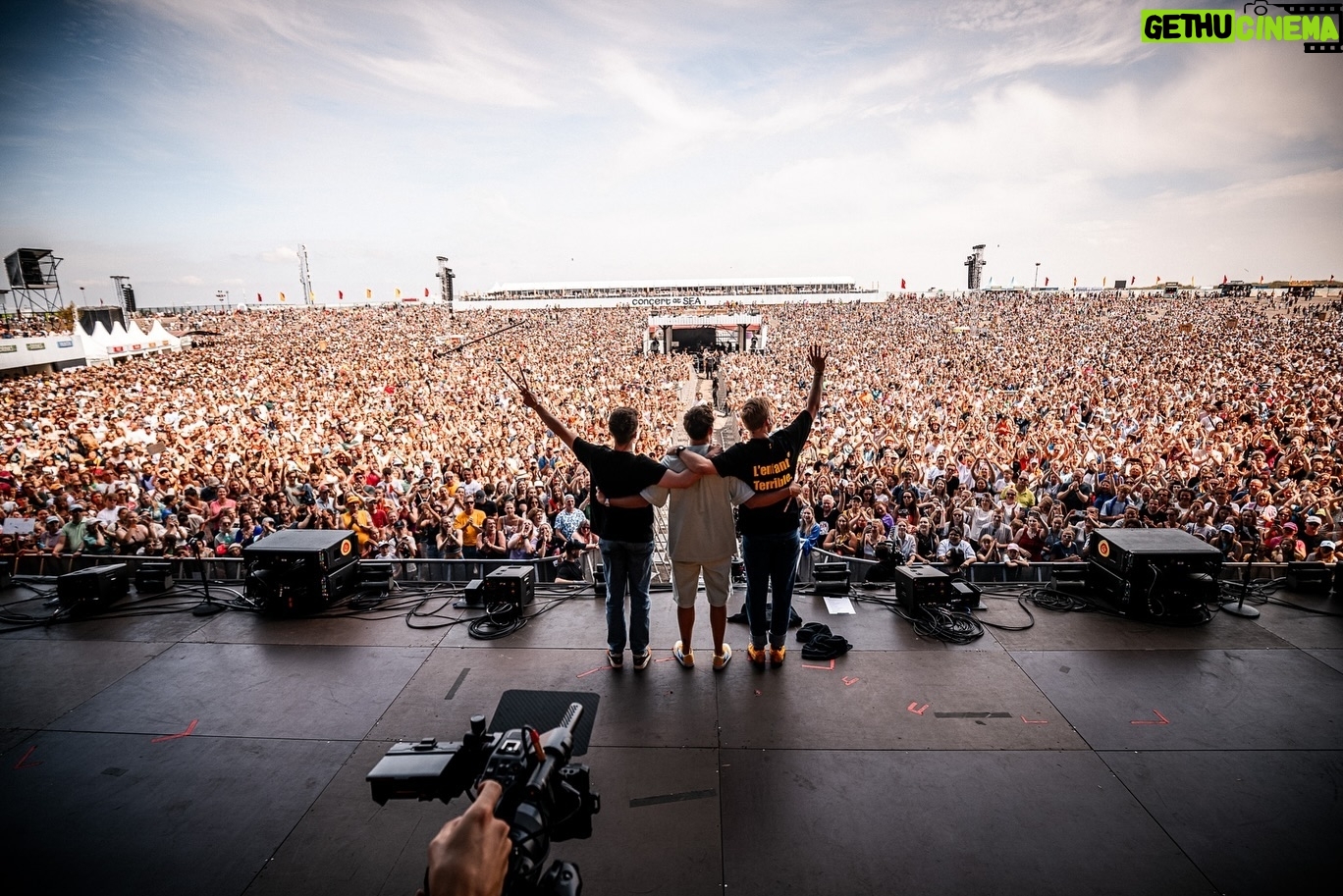 Flemming Viguurs - 7.1K Likes - 😍CONCERT AT SEA😍
3 jaar achter elkaar dit fantastische festival mogen spelen en nu mochten we de MainStage openen! Wauw wat een energie, wat een heerlijk weer & wat een fijn publiek! Ontzettend bedankt dat we weer mochten spelen op dit prachtige festival❤️
X FLEM
📸: @olerethans