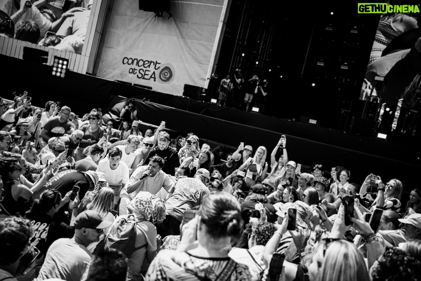 Flemming Viguurs - 7.1K Likes - 😍CONCERT AT SEA😍
3 jaar achter elkaar dit fantastische festival mogen spelen en nu mochten we de MainStage openen! Wauw wat een energie, wat een heerlijk weer & wat een fijn publiek! Ontzettend bedankt dat we weer mochten spelen op dit prachtige festival❤️
X FLEM
📸: @olerethans