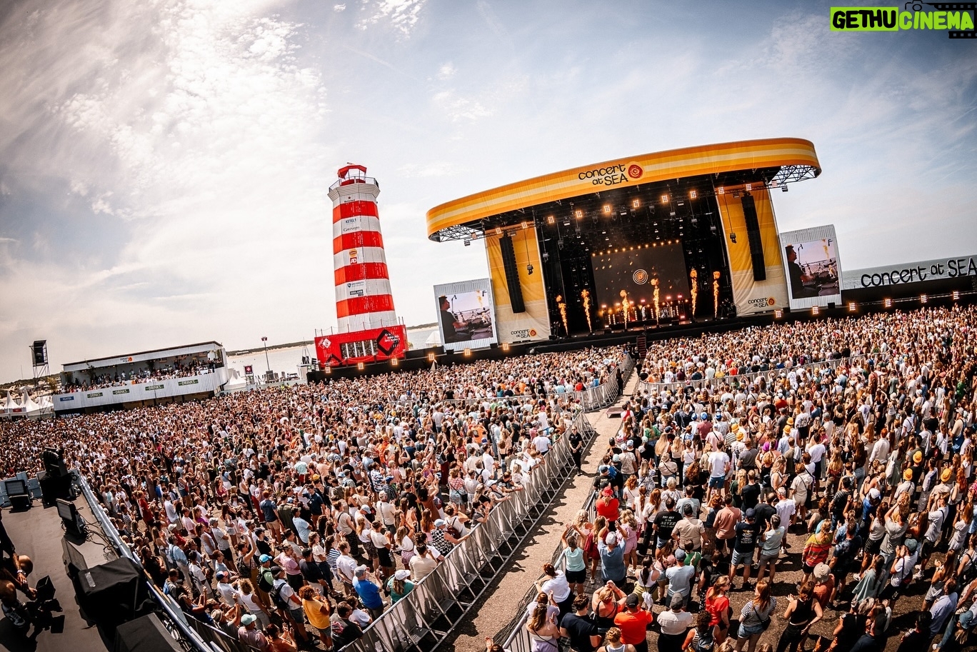 Flemming Viguurs - 7.1K Likes - 😍CONCERT AT SEA😍
3 jaar achter elkaar dit fantastische festival mogen spelen en nu mochten we de MainStage openen! Wauw wat een energie, wat een heerlijk weer & wat een fijn publiek! Ontzettend bedankt dat we weer mochten spelen op dit prachtige festival❤️
X FLEM
📸: @olerethans