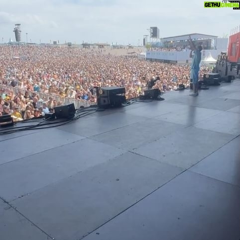 Flemming Viguurs - 7.1K Likes - 😍CONCERT AT SEA😍
3 jaar achter elkaar dit fantastische festival mogen spelen en nu mochten we de MainStage openen! Wauw wat een energie, wat een heerlijk weer & wat een fijn publiek! Ontzettend bedankt dat we weer mochten spelen op dit prachtige festival❤️
X FLEM
📸: @olerethans