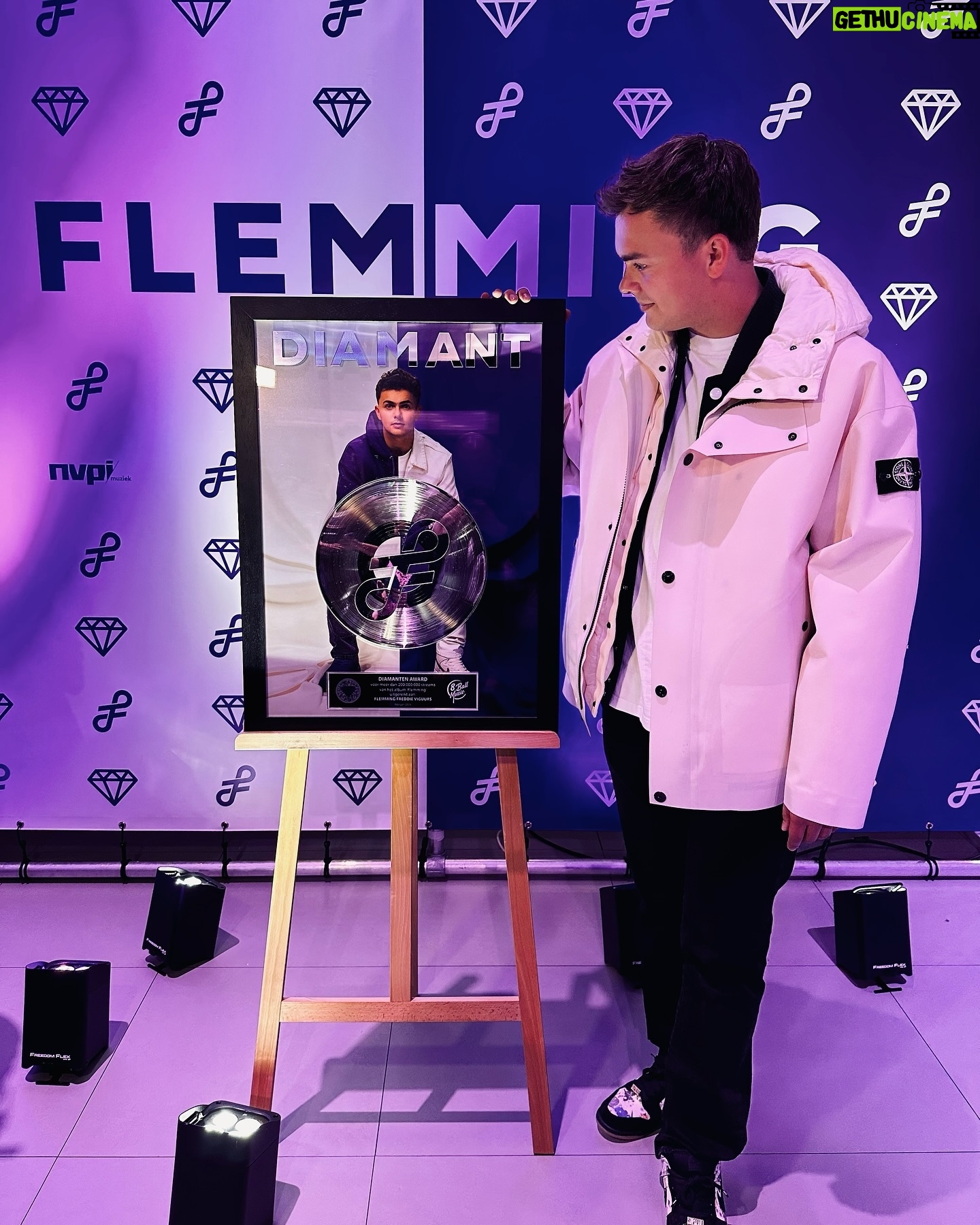 Flemming Viguurs - 9.5K Likes - Allereerste diamanten plaat ooit ontvangen💎😍
Iedereen ontzettend bedankt voor het laten uitkomen van mijn dromen! Dit was nooit mogelijk zonder jullie❤️