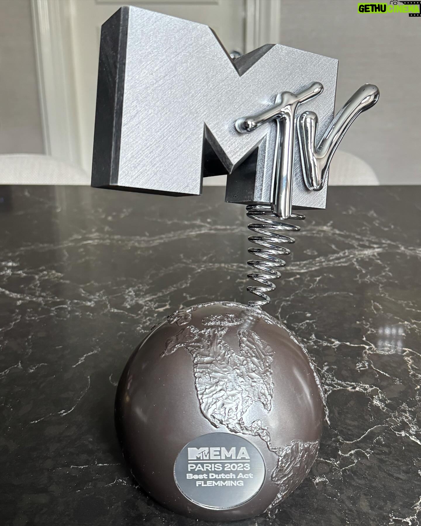 Flemming Viguurs - 7.5K Likes - Hij is binnen: de MTV EMA Award voor Best Dutch Act 2023. Die gaat een mooi plekje krijgen thuis! Dankjewel voor het stemmen❤️
